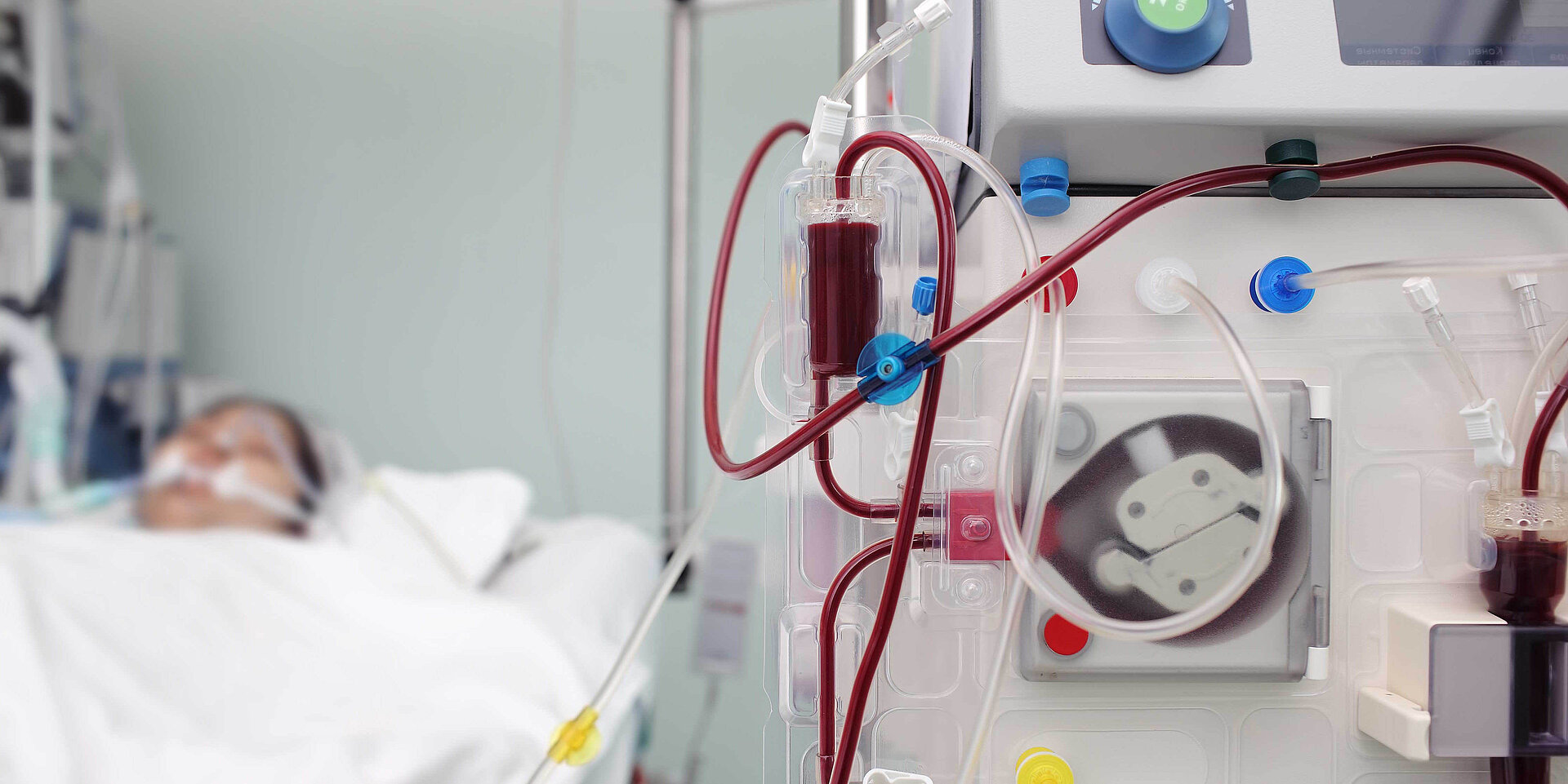 透析機が患者を治療中