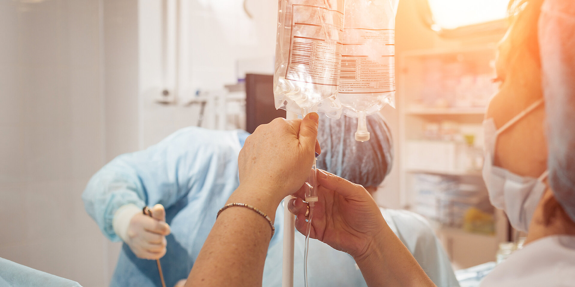 病院スタッフが点滴を設定している