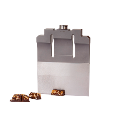 超音波の刃でチョコレートを切っている