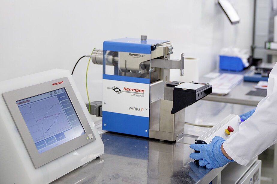 HiS VARIO P 35と制御ディスプレイを備えた作業台（実験室環境）