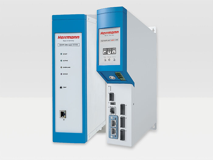 Herrmann製の超音波ジェネレーター2台。表示部と制御用コネクタ付き