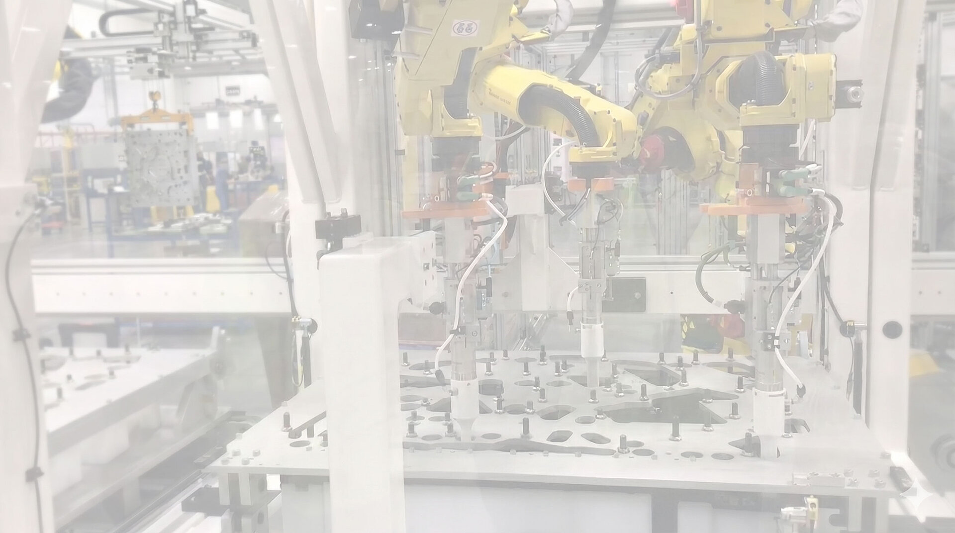 超音波溶着モジュール付き産業用ロボットがセルで部品を加工