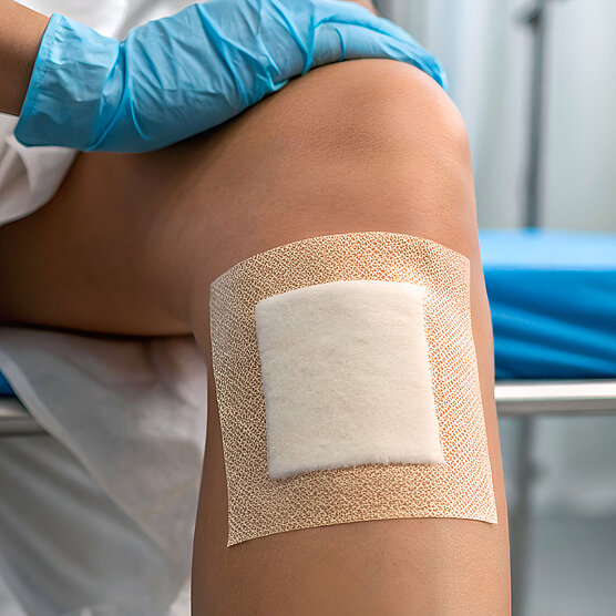 膝に大きなばんそうこう