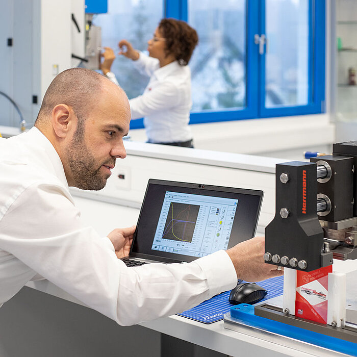 梱包のために溶接結果をチェックするHerrmann Ultraschall社の従業員