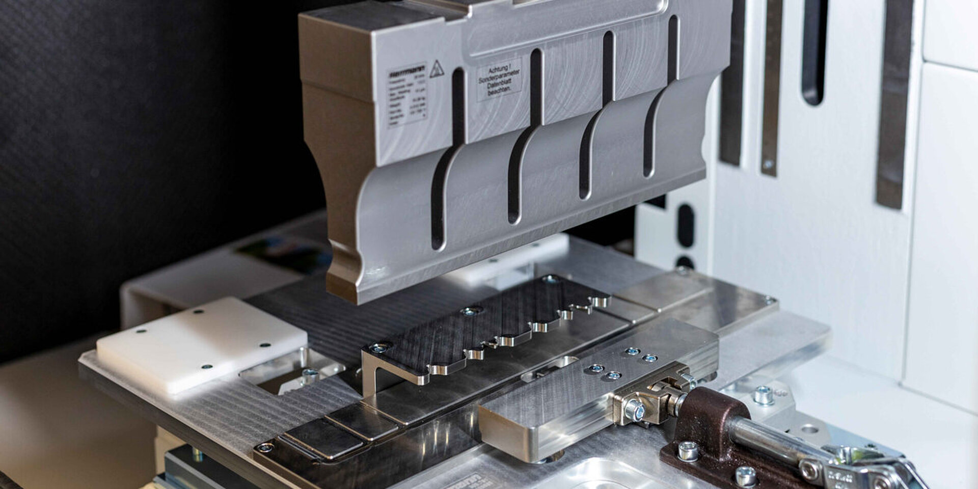 金属製の治具の上に配置された超音波溶接機のホーン