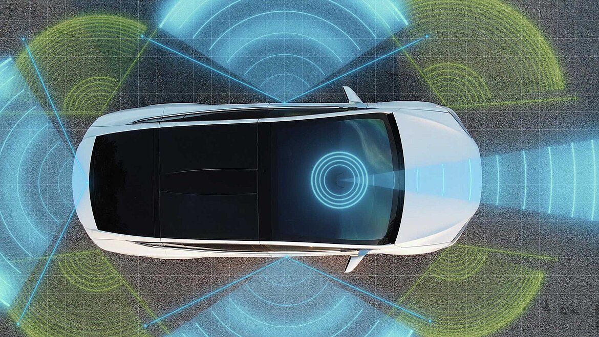 車を上から見た図で、周囲と距離を検知する色付きセンサー範囲が表示されている