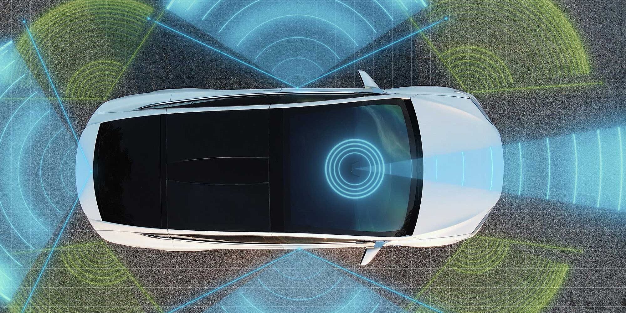 車を上から見た図で、周囲と距離を検知する色付きセンサー範囲が表示されている