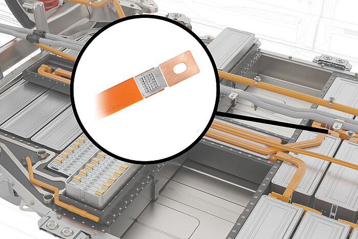 前景に導電バー、背後に配線束
