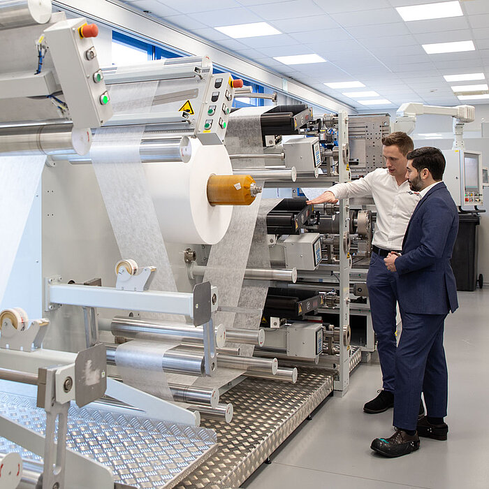 Herrmann Ultraschall employees in the nonwovens laboratory, during a welding application