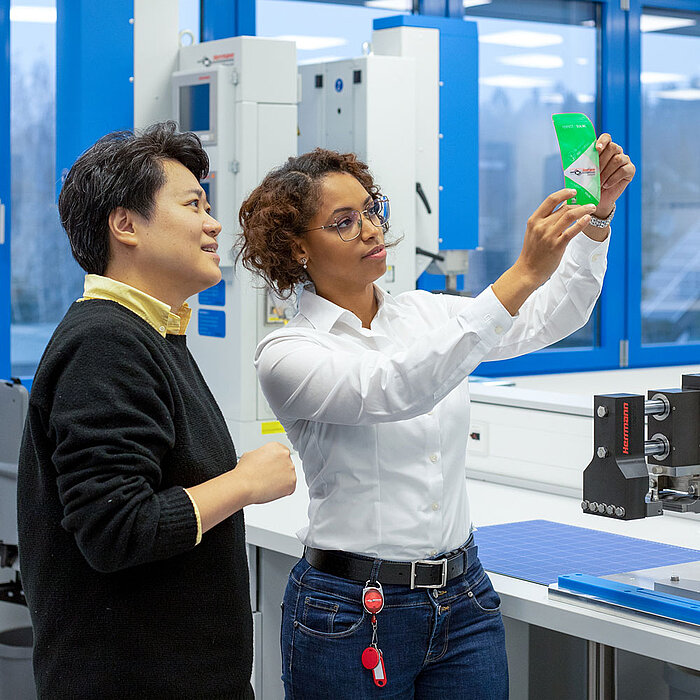 グリーンパッケージの溶接結果を見るHerrmann Ultraschallの従業員