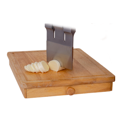 超音波の刃でモッツァレラを切っている