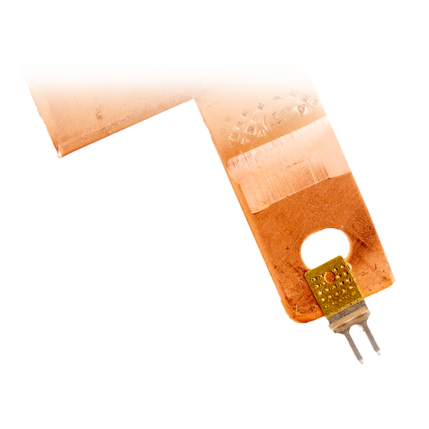 銅バーに部品が超音波で取り付けられている