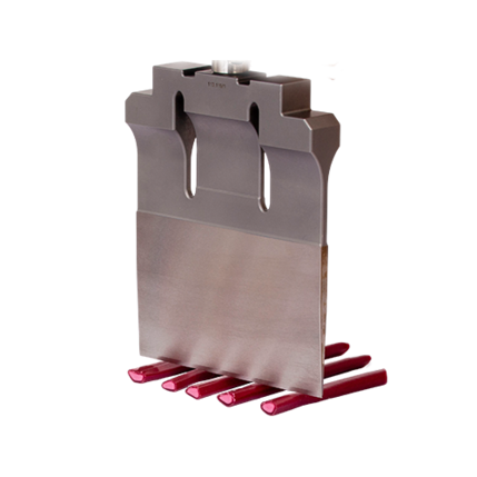 超音波の刃で菓子を切っている