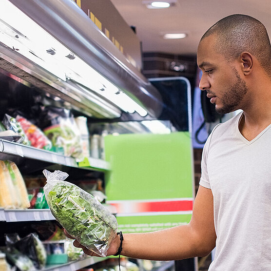 スーパーで人が食品を見ている