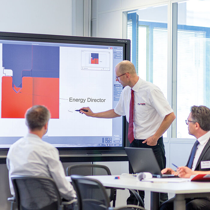 Herrmann Ultraschall employee explains something during a training session