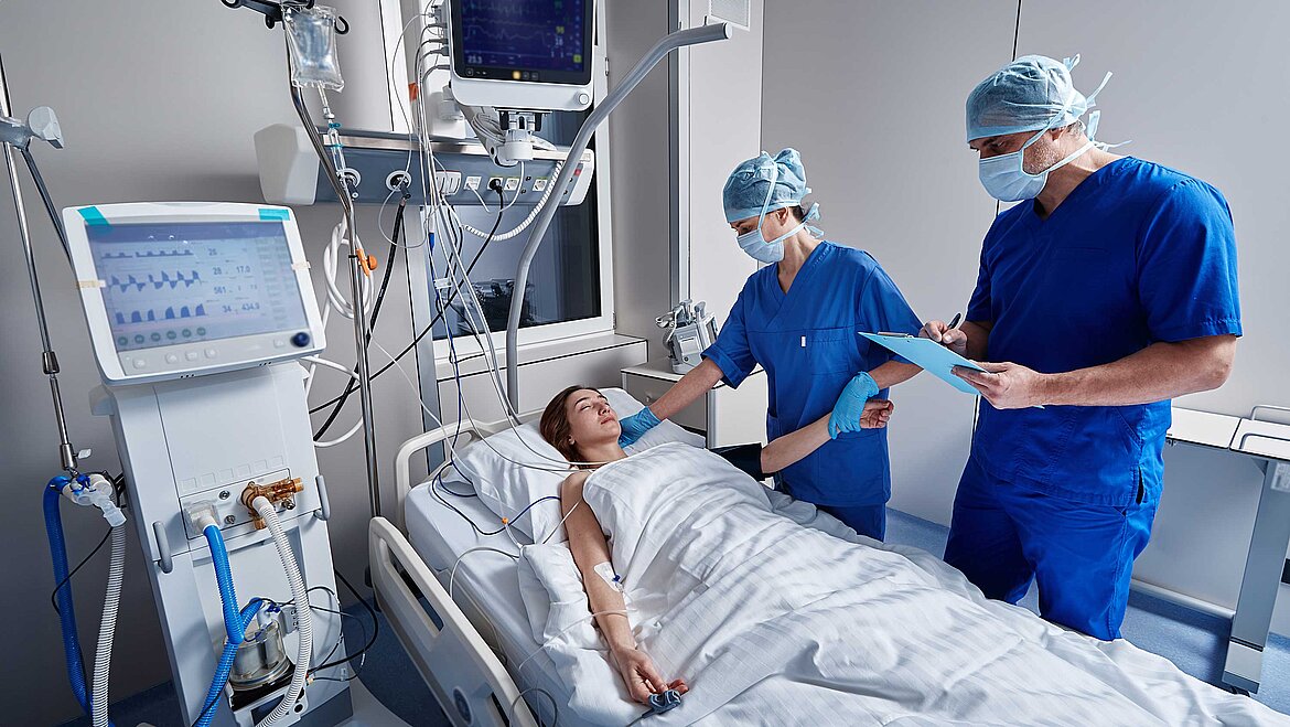 ベッドの患者が複数の医療機器に接続されている