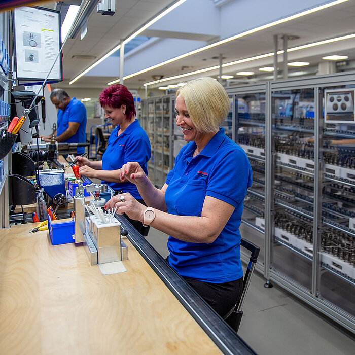 コンバーター建設中のHerrmann Ultrasonicの従業員。